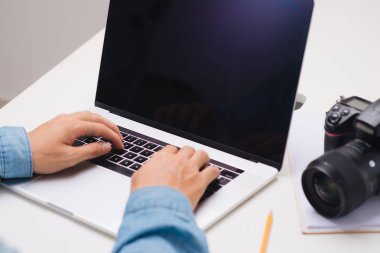 Modern ofis masasında çalışan fotoğrafçı