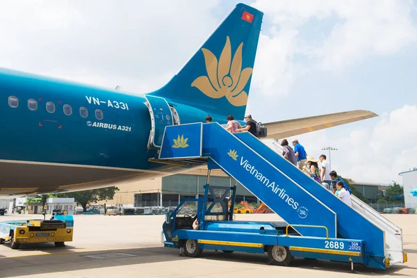Cidade Chi Minh Vietnã Turistas Estão Entrando Avião Que Voa — Fotografia de Stock