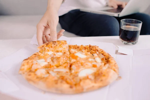 Freelancer Masculino Comendo Pizza Enquanto Trabalhava Escritório Casa — Fotografia de Stock