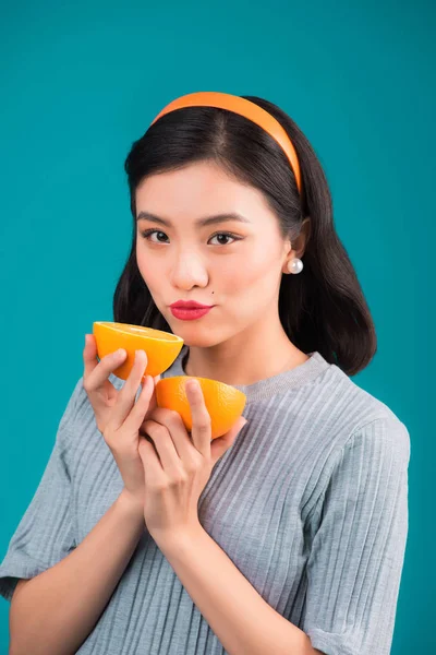 Zdravé Jídlo Úsměvem Krásný Plakát Asijská Dívka Drží Oranžová Nad — Stock fotografie