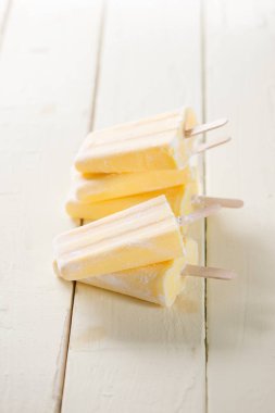 Ev yapımı ananas Pipsicles (seçici odak; yakın çekim shot ile eski ve rustik ahşap masa) 