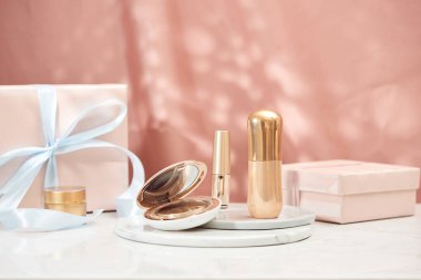 Kozmetik ile dolu kurdele ile süslenmiş hediye kutusu 