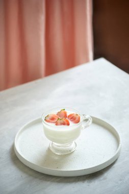 çilek tablo ile taze organik yoğurt