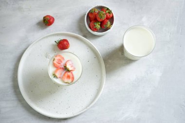 Yoğurtlu taze organik çilek