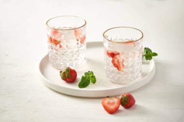 Çilekli kokteyl beyaz izole mojito