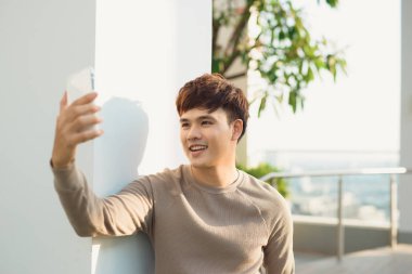 İzole ve telefon kullanan bir adam