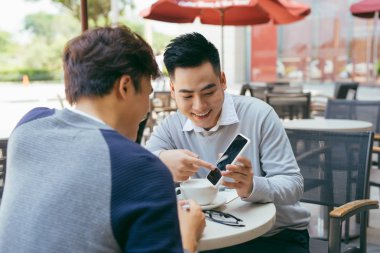 Kahve molası sırasında - görüntü sohbet Vietnamca iş ortakları