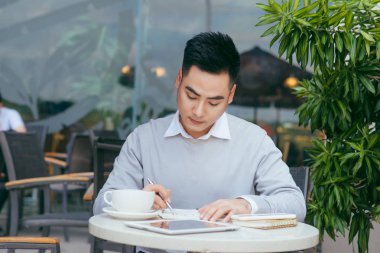 Kahvedükkanında çalışan işadamı - Resim