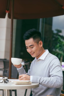 Kafede tablet bilgisayar kullanan genç adam / öğrenci - Görüntü