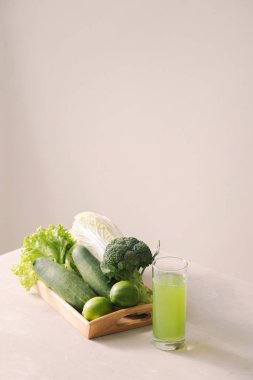 Vegan diyet yiyecek. Detoks içecekler. Taze sıkılmış meyve suları ve smoothies sebze üzerinden. Beyaz arka plan, ahşap tepsi, maddeler üzerinde. Kopya alanı