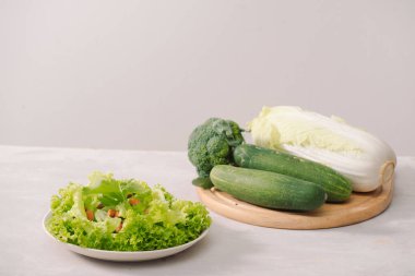 Beyaz arka plan üzerinde çeşitli yeşil salata organik maddeler. Sağlıklı yaşam tarzı ya da detoks diyet gıda kavramı