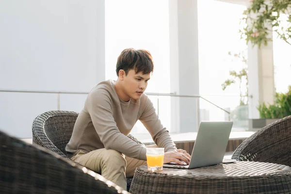 Young Man Using Laptop Computer While Sitting Sofa — Stock Photo, Image