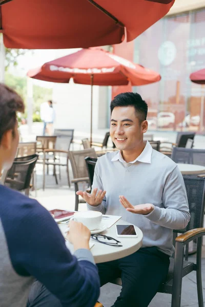 Vietnamees Zakenpartners Chatten Tijdens Koffie Pauze Afbeelding — Stockfoto