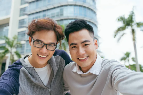 Dos Guapo Joven Asiático Hombres Haciendo Selfie Retrato Teléfono Inteligente — Foto de Stock