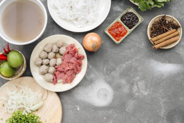 Geleneksel Vietnam şehriye çorba pho kase, beton arka plan. Vietnamca sığır eti çorba pho bo, yakın çekim. Asya/Vietnamca gıda. Vietnamca akşam yemeği. Pho bo yemek. Üstten görünüm. Sağlıklı 