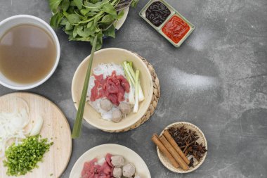 Muhtelif Vietnamca şehriye çorbası pho ile Asya yemek bo,