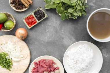 tüm malzemelerle deconstructed pho düzenlendiği