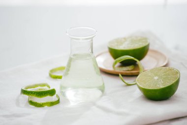 Citrus yağı limonu. Parlak arka planda.