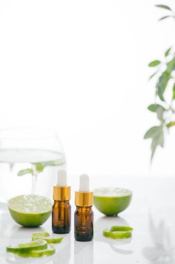 Citrus yağı limonu. Parlak arka planda.