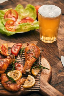 Sıcak ve baharatlı tavuk baget ve kanatlar closeup bira ile