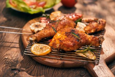 Izgara Barbekü tavuk taze otlar ve domates ile