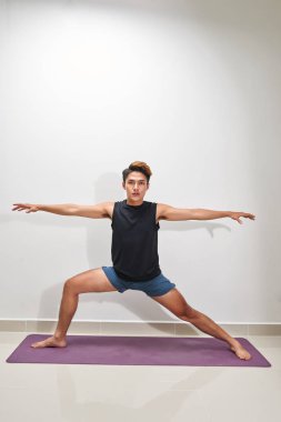 Fitness adam tahta egzersiz eğitim beyaz arka plan kapalı. Genç adam yapar egzersiz. Sağlıklı yaşam, jimnastik kavramı