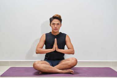 genç adam egzersiz egzersiz mat, kapalı