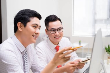 iki genç işadamları toplantısında office etkileşim görüntüsü