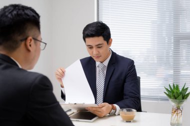 İki iş profesyonellerin iş görüşmesi. Tebrik yeni iş arkadaşı