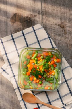 Karışık ahşap bir masaya izole sebze çorbası