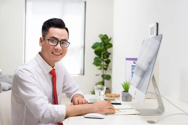 Χαμογελαστά Σχεδιαστής Εργάζεται Στο Γραφείο Του Στο Σύγχρονο Γραφείο — Φωτογραφία Αρχείου