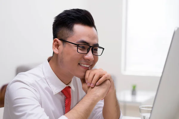 Jonge Zakenman Werkt Het Kantoor Zit Achter Het Bureau Kijkt — Stockfoto