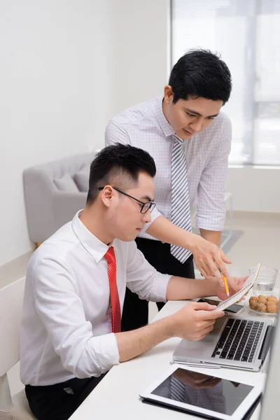 Beeld Van Twee Jonge Ondernemers Interactie Tijdens Bijeenkomst Office — Stockfoto