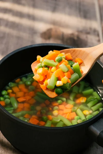 Estofado Verduras Olla Negra Sobre Servilleta Color Sobre Fondo Madera — Foto de Stock