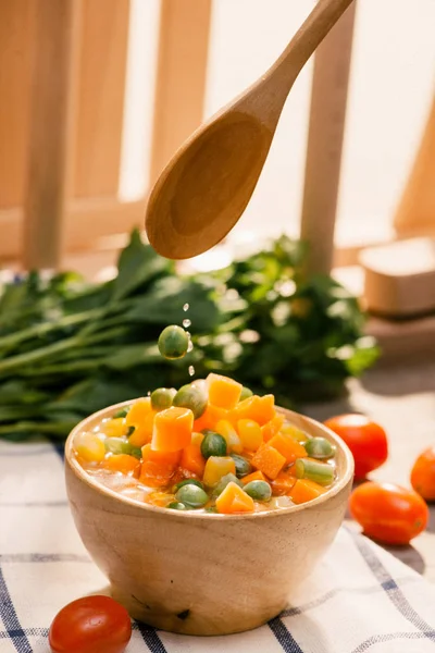 Ковш Свежесобранных Пару Молодых Овощей Включая Морковь Горох Картофель Здорового — стоковое фото