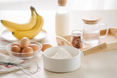 malzemeler ve bir pasta, un, yağ, şeker, yumurta yapmak için Araçlar