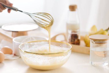 beyaz masada taze yumurta süt ve un