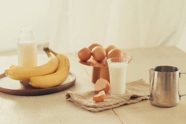 tarifi malzemeler : yumurta, un, süt, badem, beyaz arka plan üzerinde muz