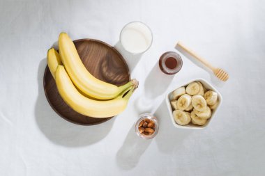 bir kase içinde dilimlenmiş muz 