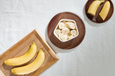 Ahşap tabakta muz ve muz parçaları