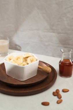 Muz smothies malzemeler süt badem