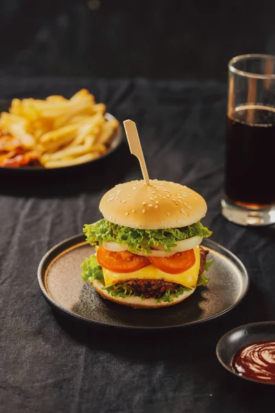Ohälsosamt Koncept Ohälsosam Mat Burger Sås Potatis Cola — Stockfoto