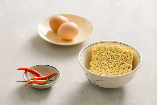 Macarrão Instantâneo Tigela Pratos Laterais Vegetais Fundo Pedra Conceito Comida — Fotografia de Stock