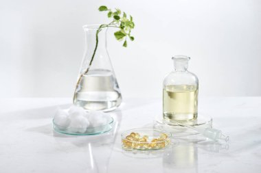 Alternatif bitki ilacı. Beyaz arka planda bitkisel vitamin.