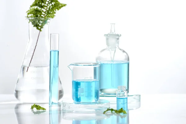 漢方薬自然有機 科学的なガラス製品研究開発コンセプト — ストック写真