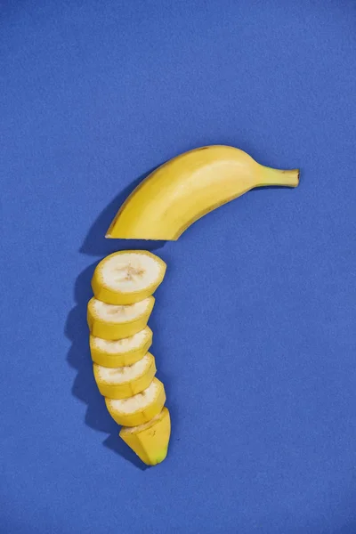 Bananes Tranches Isolées Sur Fond Bleu — Photo