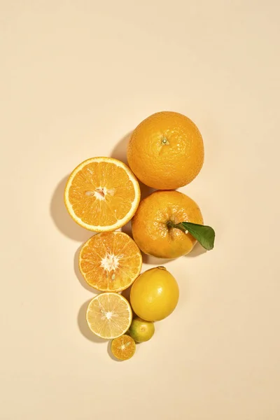 Owoce Cytrusowe Białym Tle Kumkwat Cytryna Mandaryński Pomarańczowy Tle Pastelowych — Zdjęcie stockowe