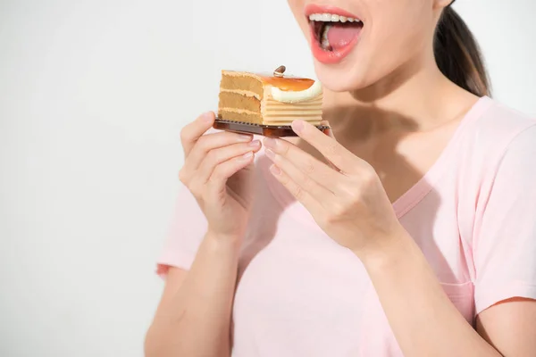 Bela Sorrindo Ásia Jovem Mulher Com Chocolate Bolo Isolado Branco — Fotografia de Stock