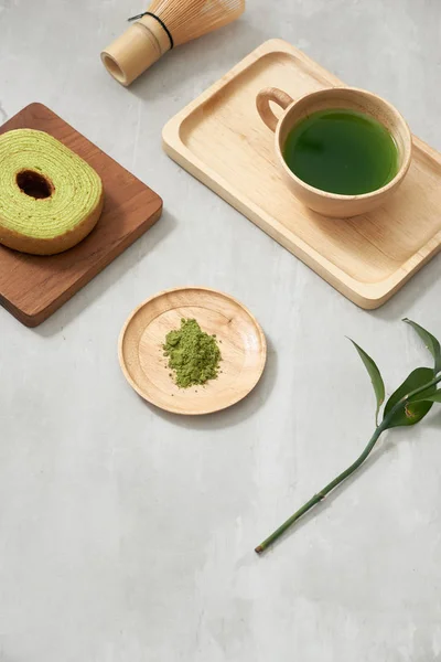 Matcha Grüntee Latte Einer Tasse Und Teezeremoniengeschirr Mit Deutschem Kuchen — Stockfoto