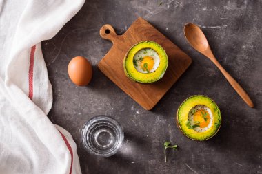 Avokado tuz ve biber ile pişmiş ev yapımı organik yumurta